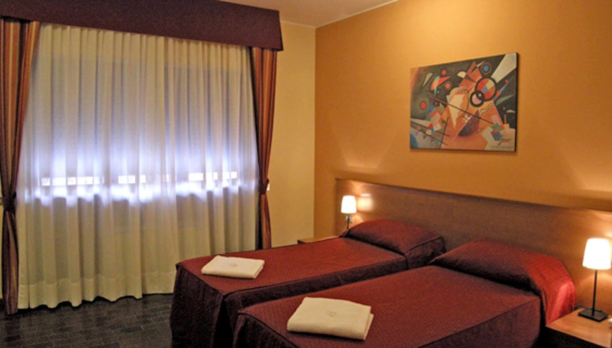 Hotel Forum Rozzano Bagian luar foto